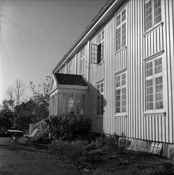 Vestby, Akershus, oktober 1956. Prestegård, våningshus og gå