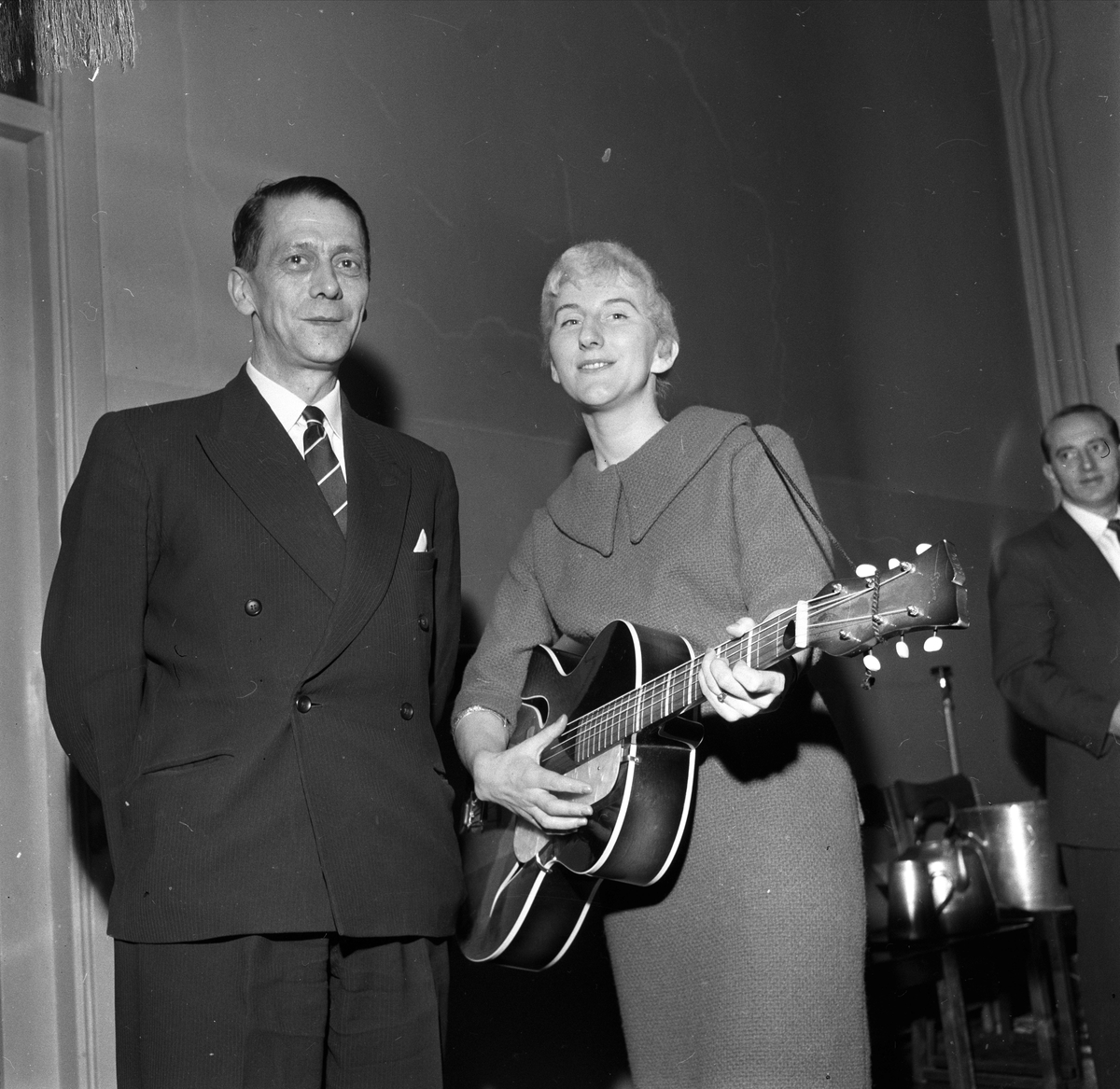 Oslo, 14.03.1959. Bygdelag. Mann og kvinne med gitar.