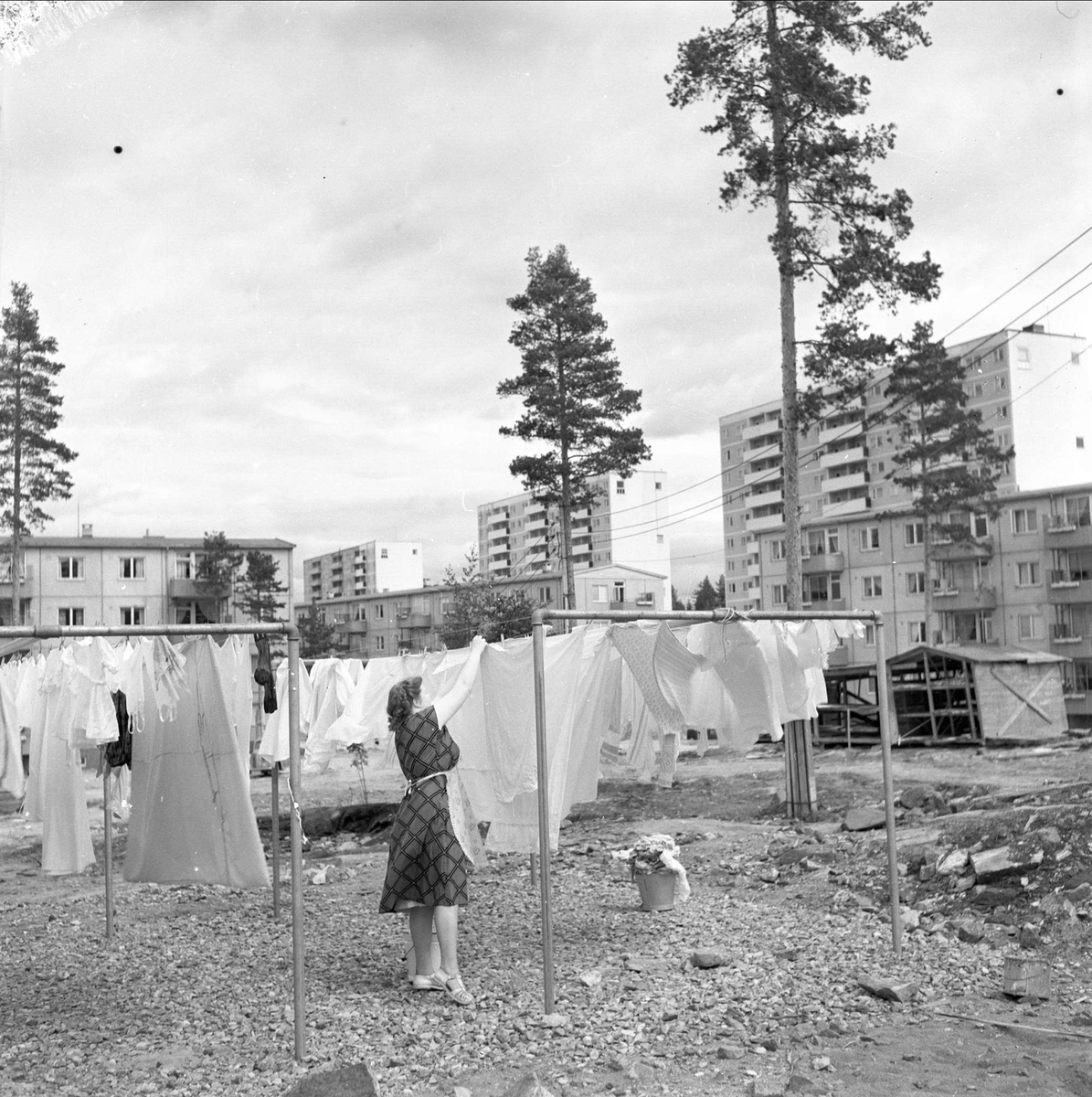 Bøler, Oslo, 03.06.1957. Byggefeltet. Kvinne, klestørk og boligblokker.