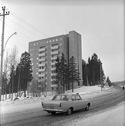 Oslo, 01.03.1965. Vei med bil og boligblokk.