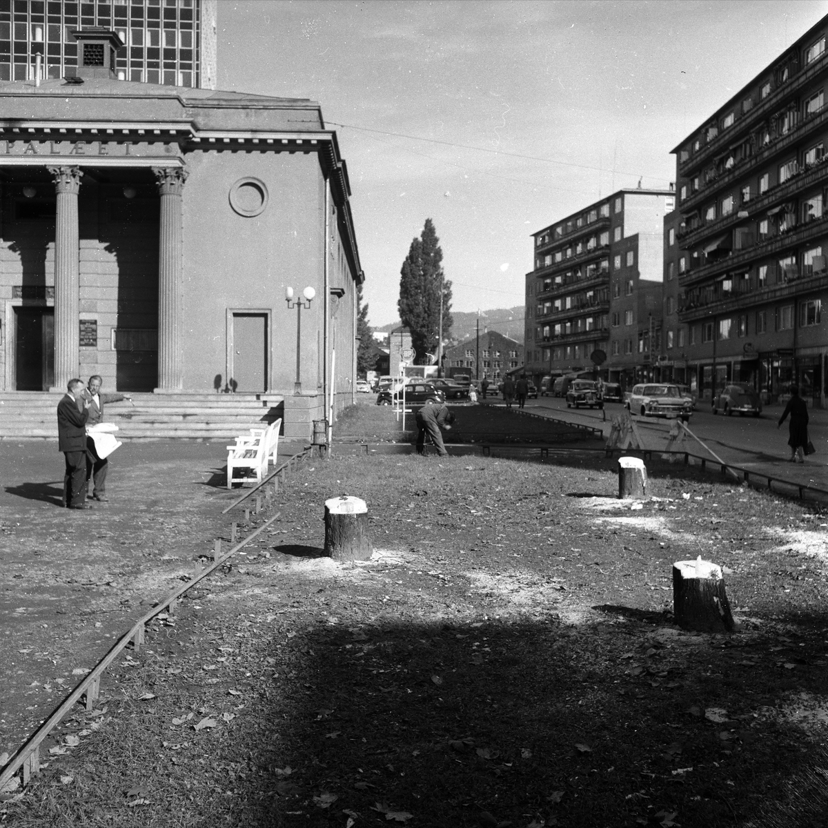 Sørkedalsveien, Oslo, 07.08.1958. Utbedringer. Gatebilde med bygninger og Kinopaleèt.