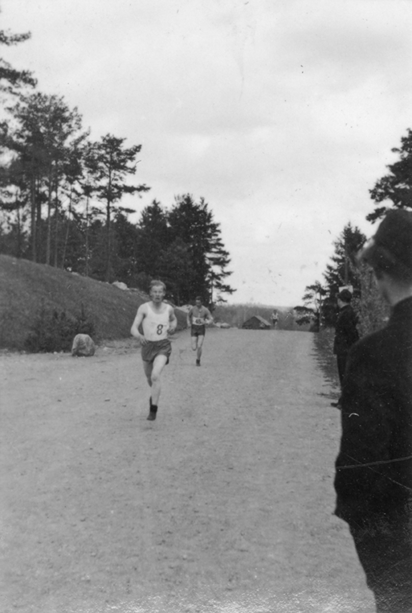 Terränglöpning, tävling. Tävling mellan flygflottiljerna F 11, F 8 och F 2 på F 2 Roslagens flygflottilj, 1943.