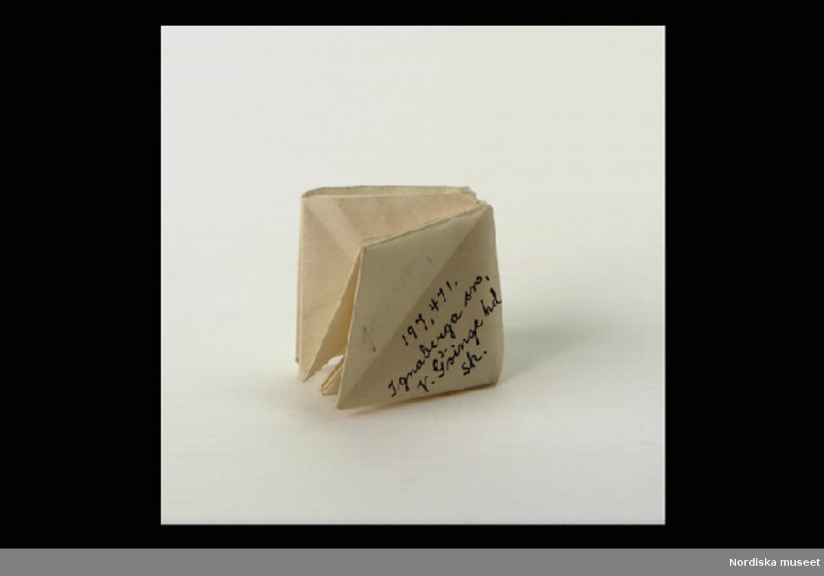 Inventering Sesam 1996-1999:
L 3 B 3 (cm)
Pappersvikning av vitt papper föreställande saltkar. Modellen kallas även loppa.
Birgitta Martinius 1996