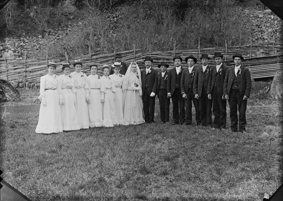 Bondas-Fredrik Larsson i Norränge gifter sig med lärarinnan Sara Ottosson, pingsten 1905. Bröllopsbild från Dalarna.