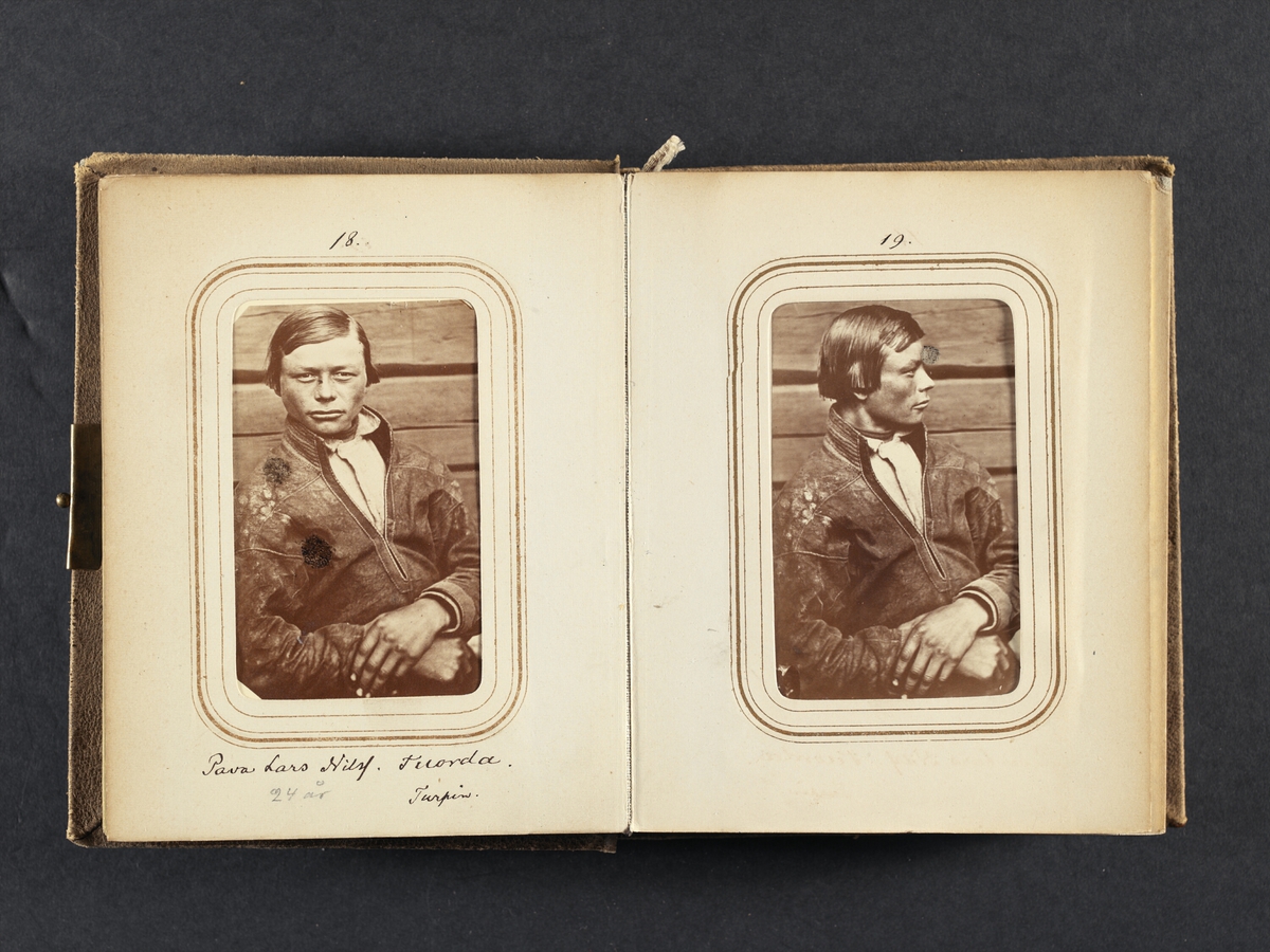 Profilporträtt av samen Pava Lars Nilsson Tuorda, 24 år, Tuorpons sameby. Ur Lotten von Dübens fotoalbum med motiv från den etnologiska expedition till Lappland som leddes av hennes make Gustaf von Düben 1868.