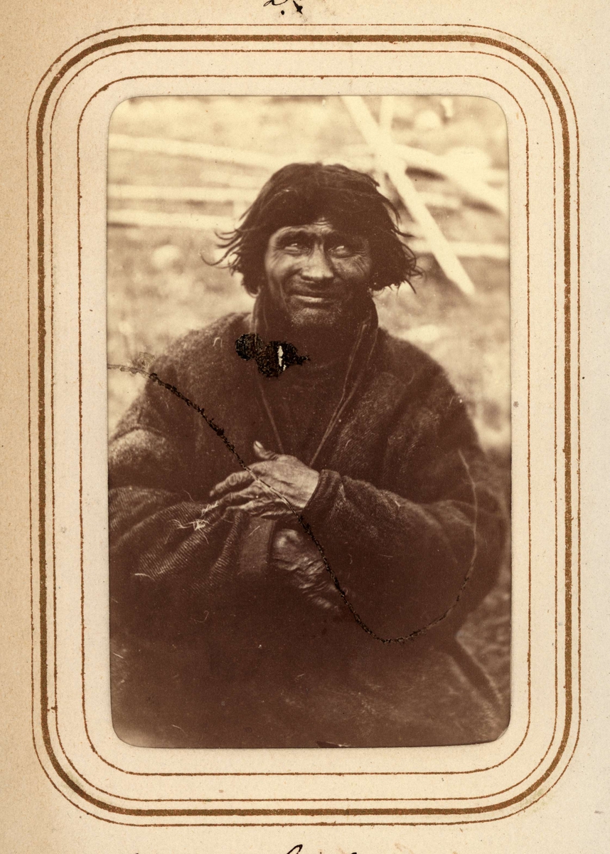 Porträtt av Nicka Gruvvisare, 64 år, Sirkas sameby. Ur Lotten von Dübens fotoalbum med motiv från den etnologiska expedition till Lappland som leddes av hennes make Gustaf von Düben 1868.