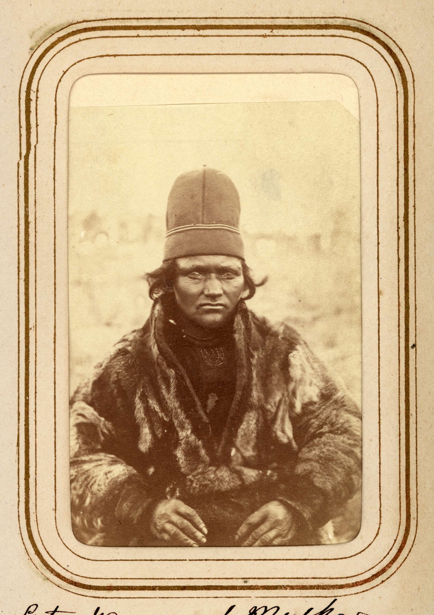 Porträtt av Lotso Vannar f. Mulka, 48 år, Sirkas Sameby. Ur Lotten von Dübens fotoalbum med motiv från den etnologiska expedition till Lappland som leddes av hennes make Gustaf von Düben 1868.