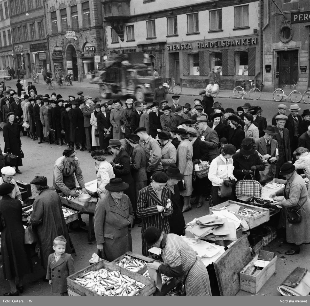 Fiskf&ouml;rs&auml;ljning p&aring; Kornhamnstorg, Gamla Stan, Stockholm. H&auml;r s&aring;ldes billig och oransonerad fisk fr&aring;n sk&auml;rg&aring;rden under 2:a v&auml;rldskriget.