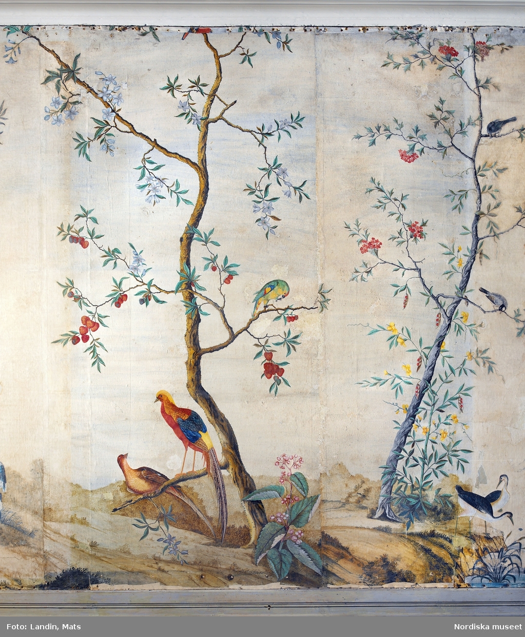 Svindersvik, interiör Kinesiska tapeter som delvis varit dolda av väggspeglar.