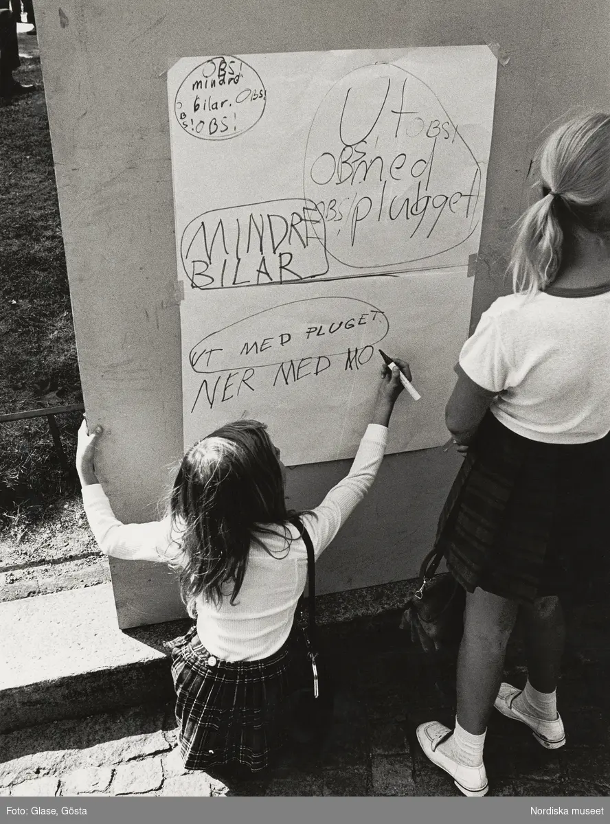 Två flickor skriver på klotterplank