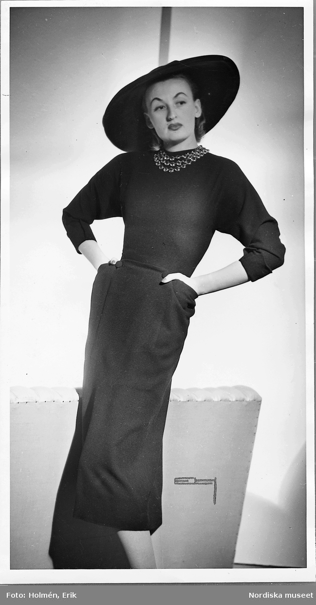 Christian Diors vårmode visas i Stockholm 1947. Kvinnlig modell i ledig pose, iklädd jumper, kjol och vidbrättad hatt. Runt halsen bär hon ett treradigt halssmycke