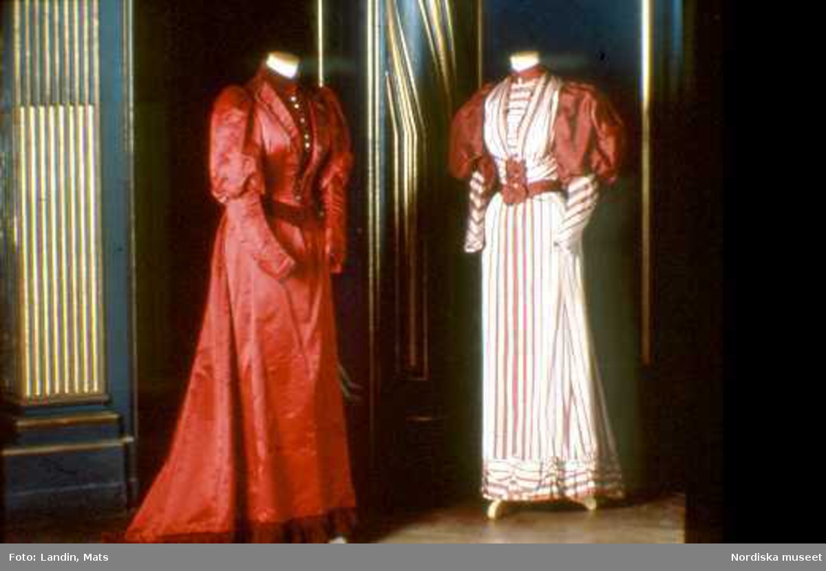 Ur utställningen "Paris-Stockholm" på Nordiska museet.
Två klänningar sydda hos Augusta Lundin, Stockholm. De är typiska för modet på 1890-talet: smal midja, vida s.k. fårbogsärmar och fortfarande fotsida.