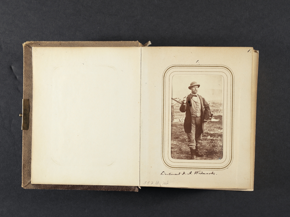 Fotoalbum med porträtt av den lokala befolkningen under Lotten och Gustaf von Dübens resa till Lappland 1868. Foto Lotten von Düben.