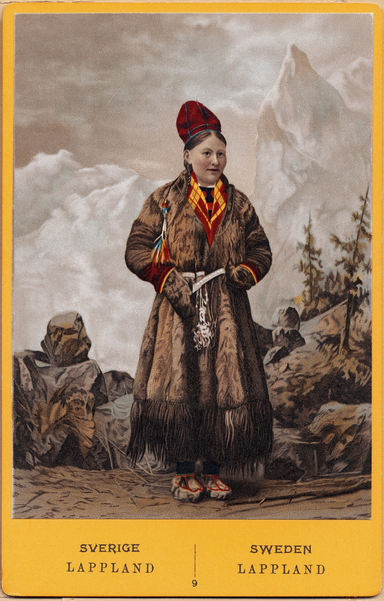 Ateljébild. Porträtt av kvinna i samisk dräkt. Handkolorerat foto.
