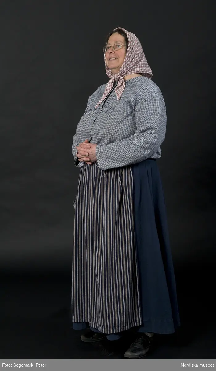 Pedagoger vid Nordiska museet 2010. Museipedagogen Kerstin Cunelius som "mor i stugan". Fotodokumentation av pedagogerna i museets Lekstuga med kläder och rekvisita.