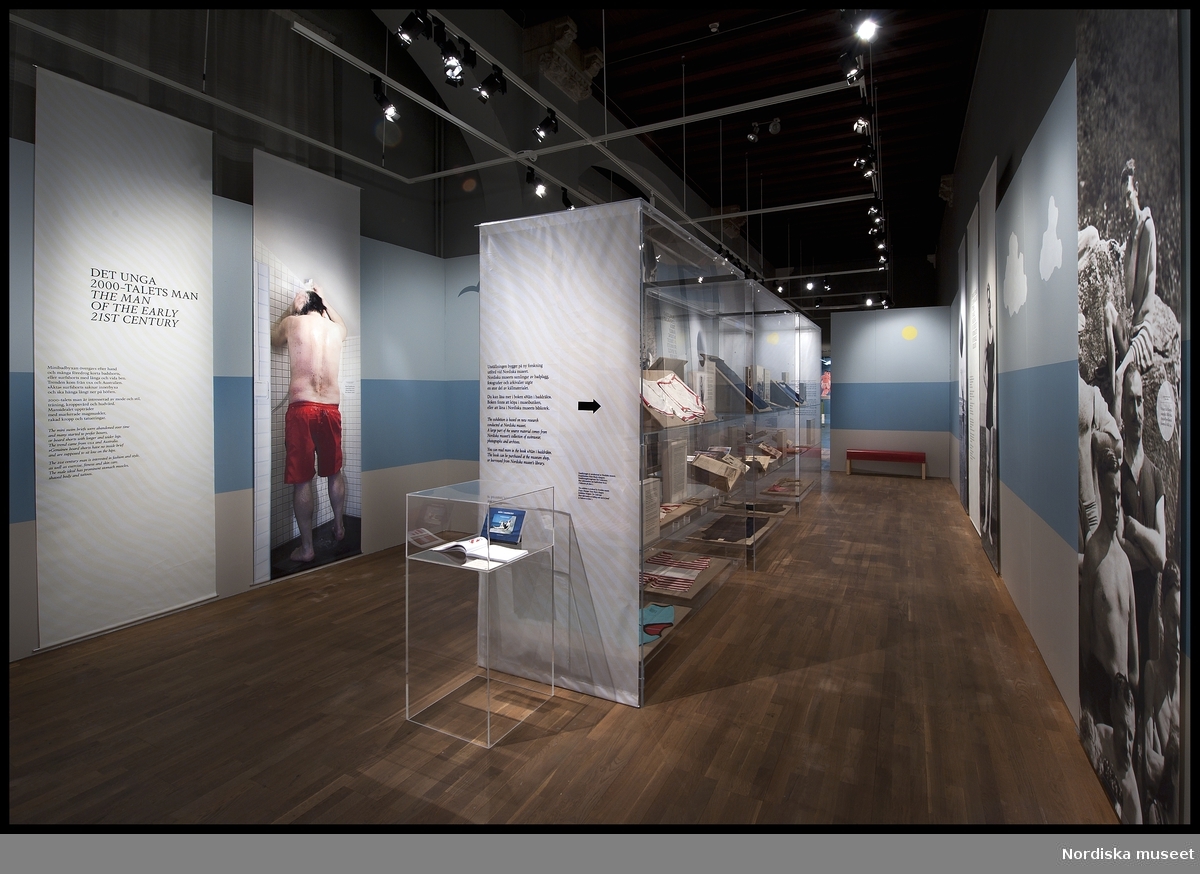Fotodokumentation av utställningen Män i baddräkt.


Män i baddräkt är en liten utställning som handlar om badkläder för män. Det handlar om simbyxor och baddräkter, badbyxor, badshorts och surfbadshorts.

Visas 25/1-11 - 18/9-11.