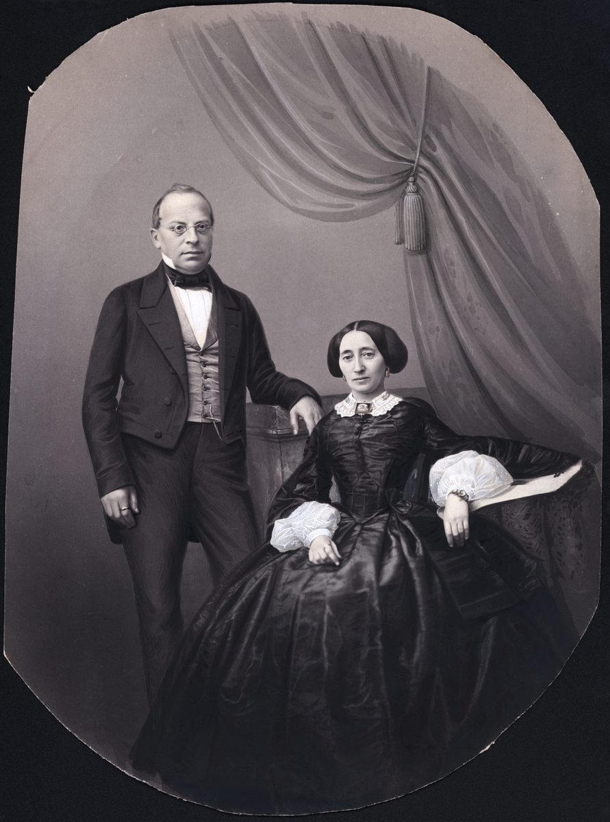 Kabinettsporträtt i helfigur. En man och en kvinna, kvinnan sittande, i dräkt som tyder på ca. 1860. Båda bär en slät ring på pekfingret. Bilden sekundärt bearbetad och kolorerad.