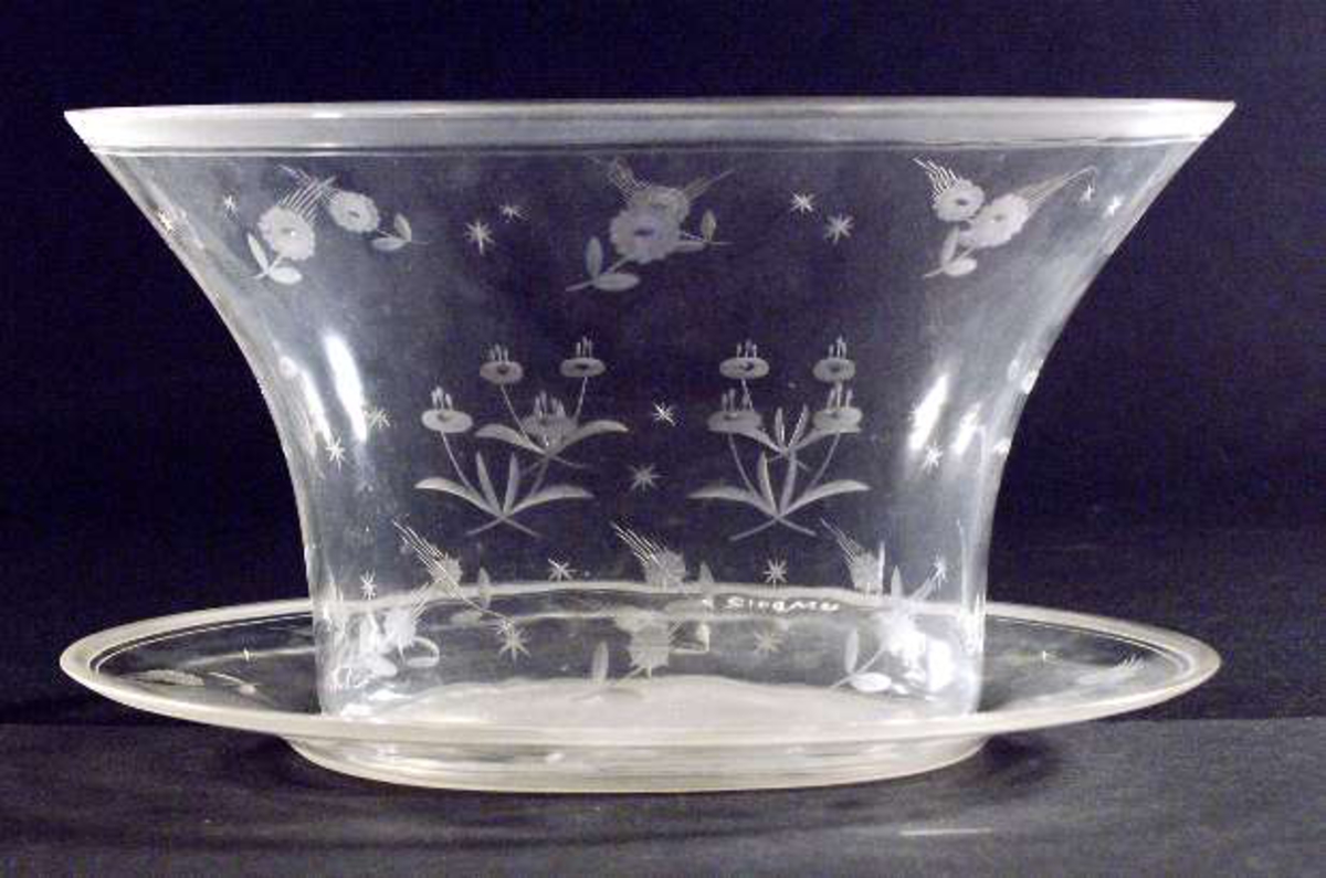 Skål med fat av kristallglas med graverad dekor. Signerad: I:H., 43 L, 17, h(?).

