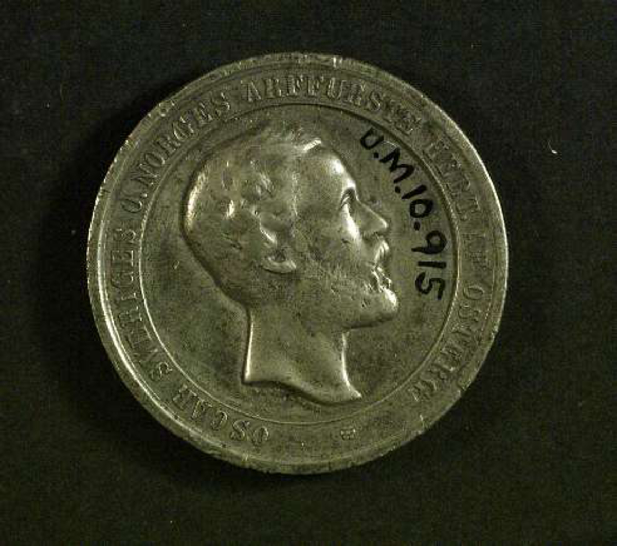 Medalj från Industriutställningen i Stockholm 1866, med kung Oscar II på åtsidan.