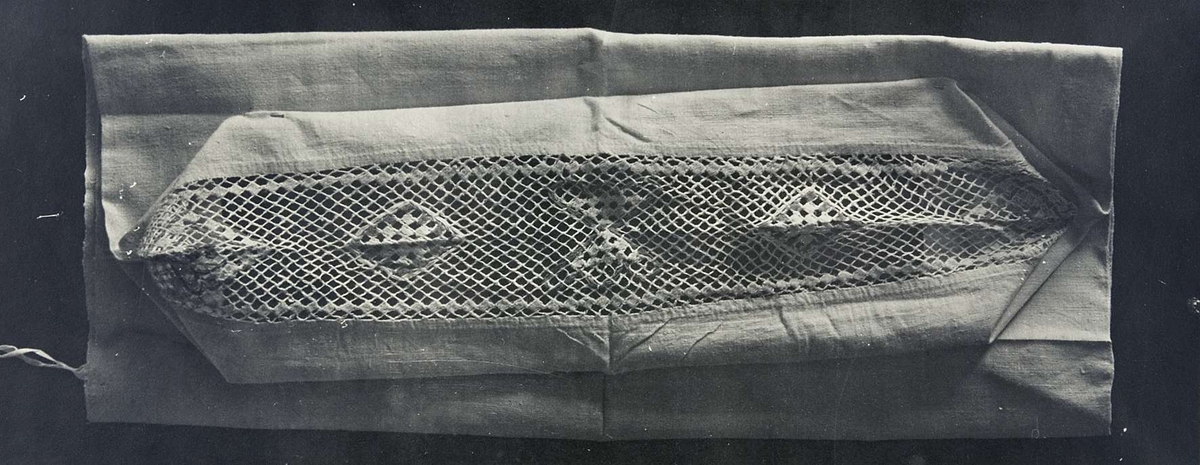 Fotografi av ett örngott med knuten och trädd spets. Fotografiet är märkt "A.176." i övre högra hörnet. Nedanför bilden finns signaturen "LZ" och numret "9560".