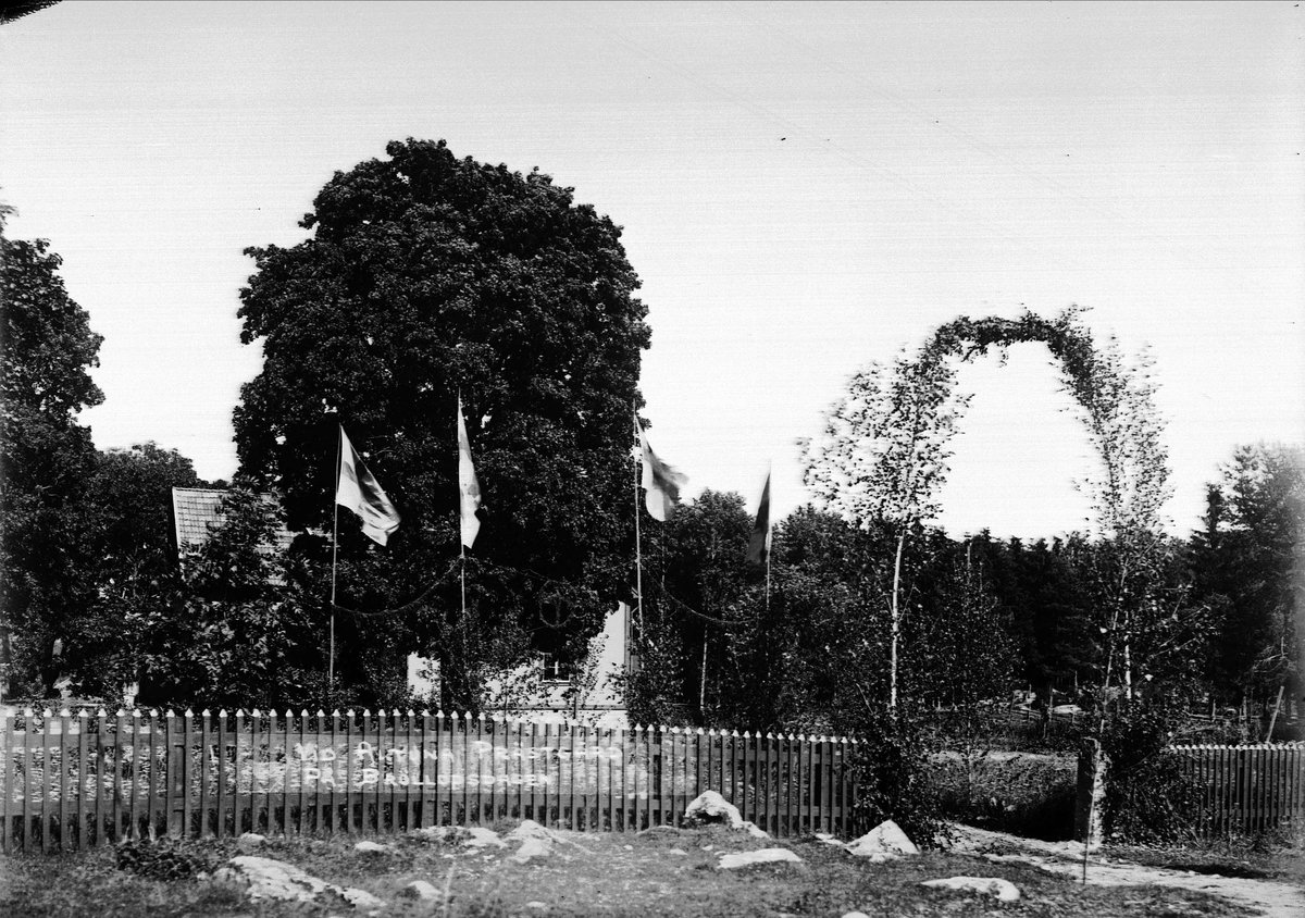 "Vid Altuna prästgård på bröllopsdagen", Altuna socken, Uppland 1925