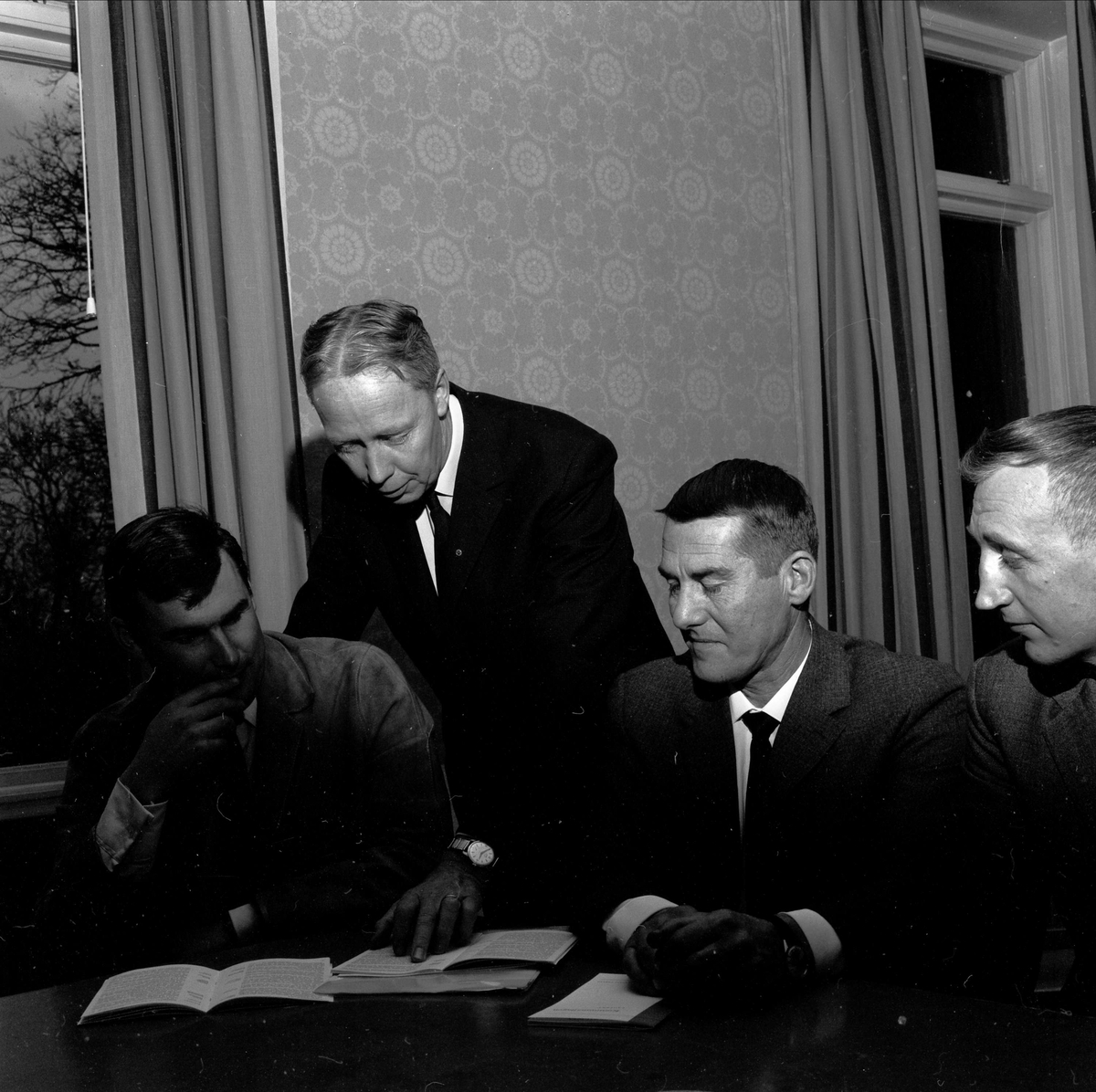Män vid sammanträdesbord, sannolikt Tierps kommun, Uppland, 1967