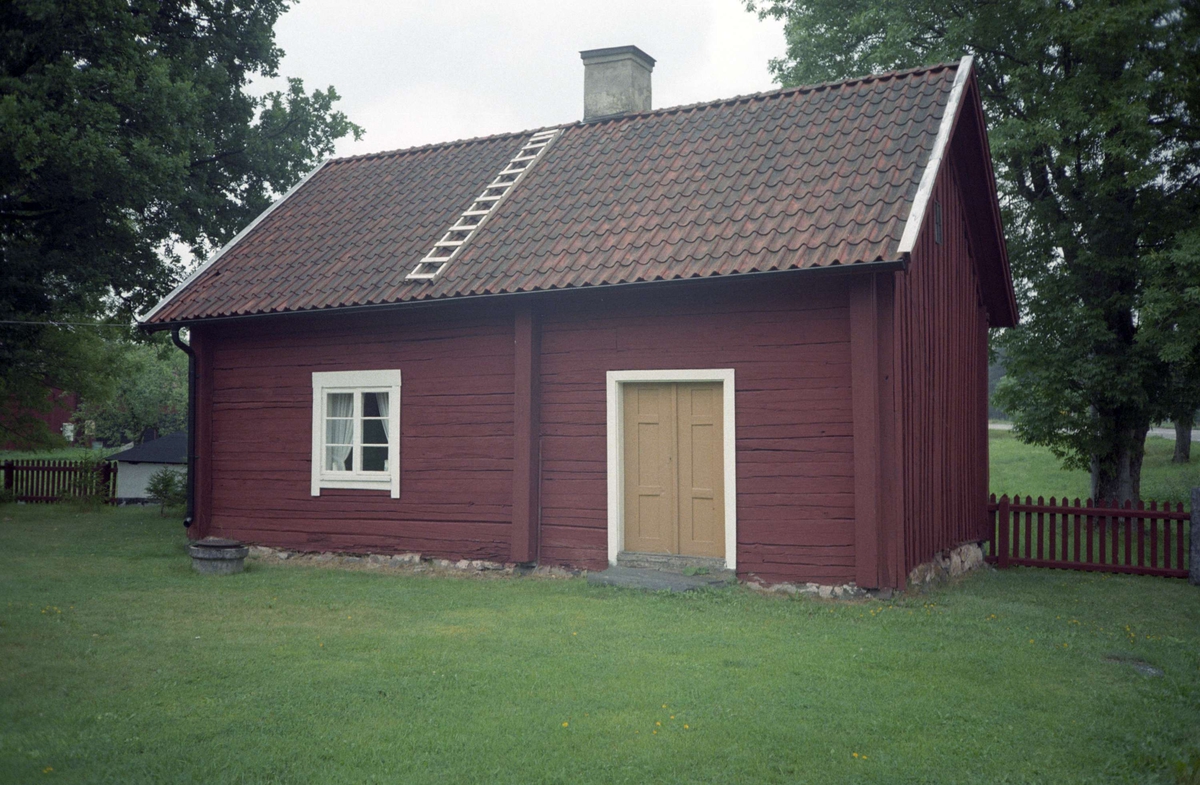 Enkelstuga, drängstuga vid Hökhuvuds prästgård, Hökhuvuds socken, Uppland 1995