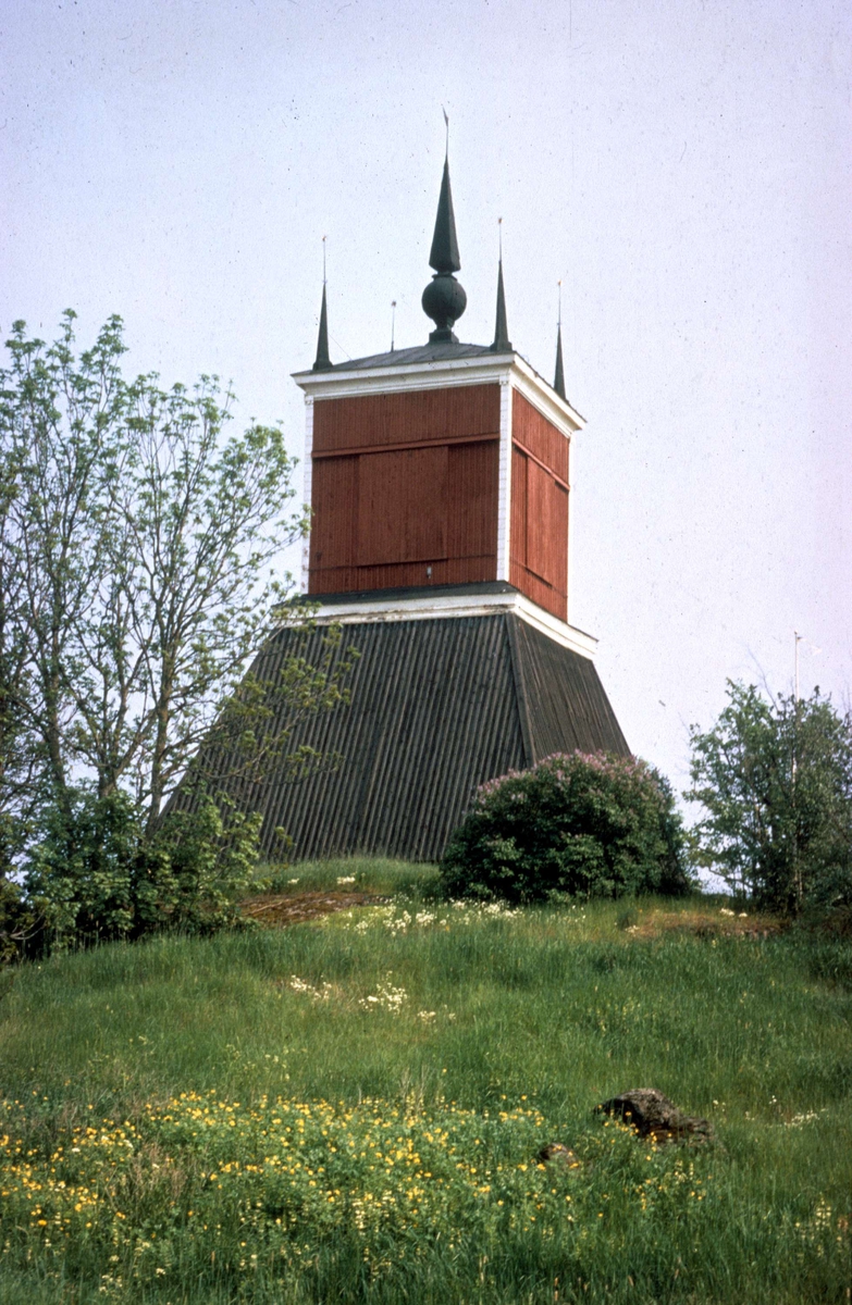 Klockstapeln vid Almunge kyrka, Almunge socken, Uppland år 1972