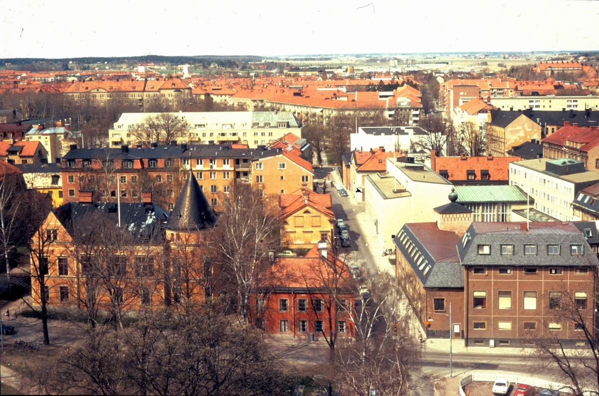 Vy över delar av Fjärdingen och Luthagen i Uppsala. Vid S:t Olofsgatan ligger Södermanland-Nerikes och Smålands studentnationer, september 1976