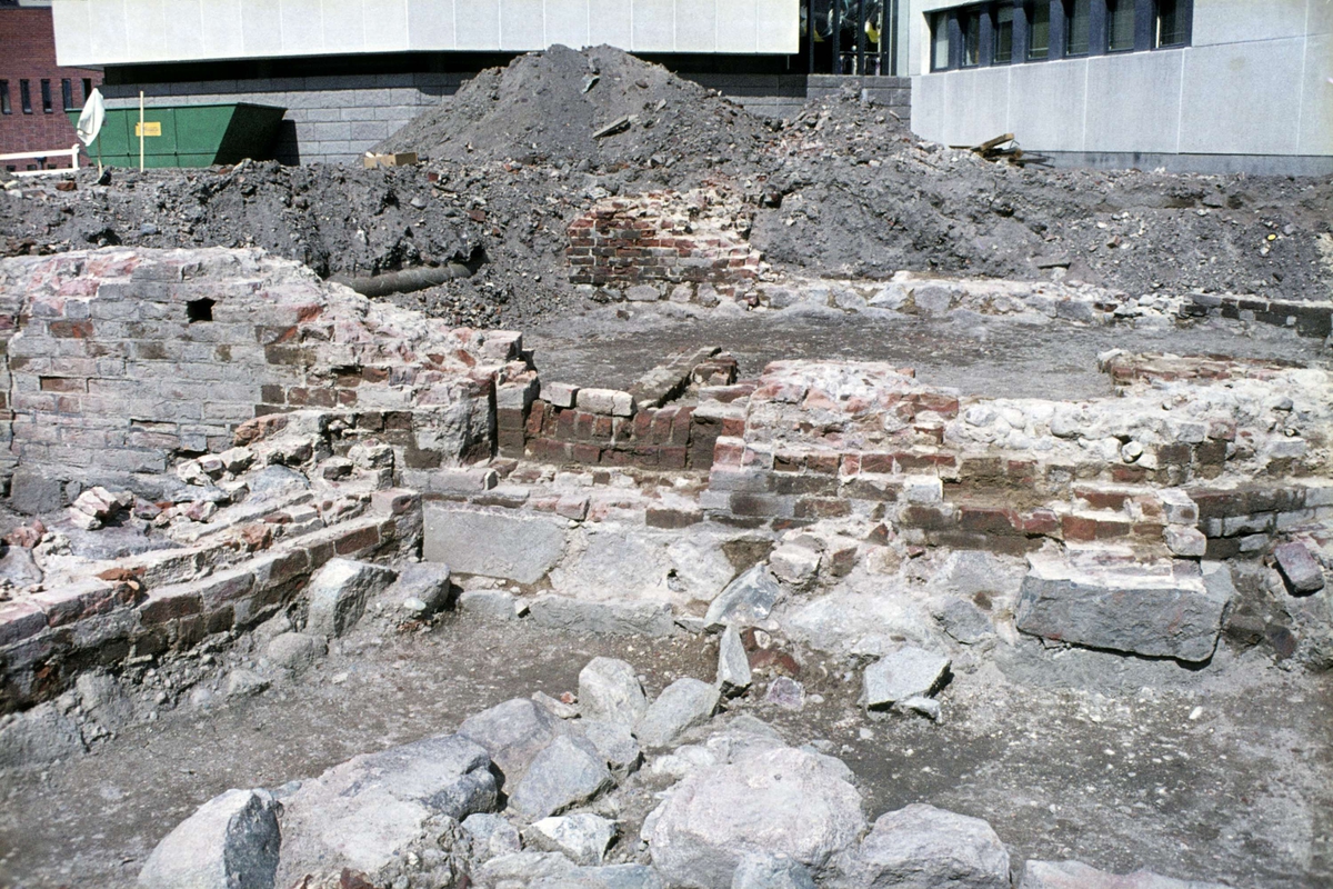 Arkeologisk undersökning av Franciskanklostret, kvarteret Torget, Uppsala 1971 - 1972. Port i södra korväggen. Från sydsydost