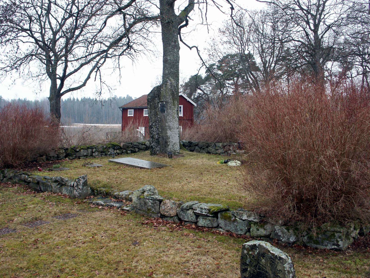 Kyrkogården vid Torsvi kyrka, Torsvi socken, Uppland  2005