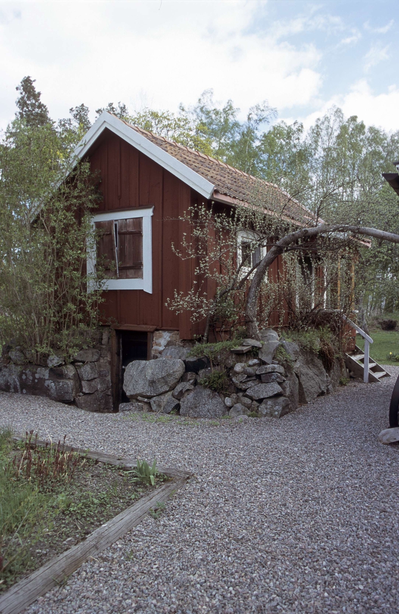 Källarbod, fd likbod, Skogsbovägen 4, Tobo bruk, Tegelsmora socken, Uppland 2000