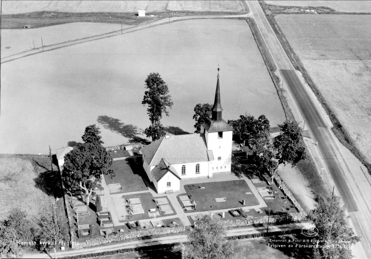 Flygfoto över Ramsta kyrka, Ramsta socken, Uppland 1958