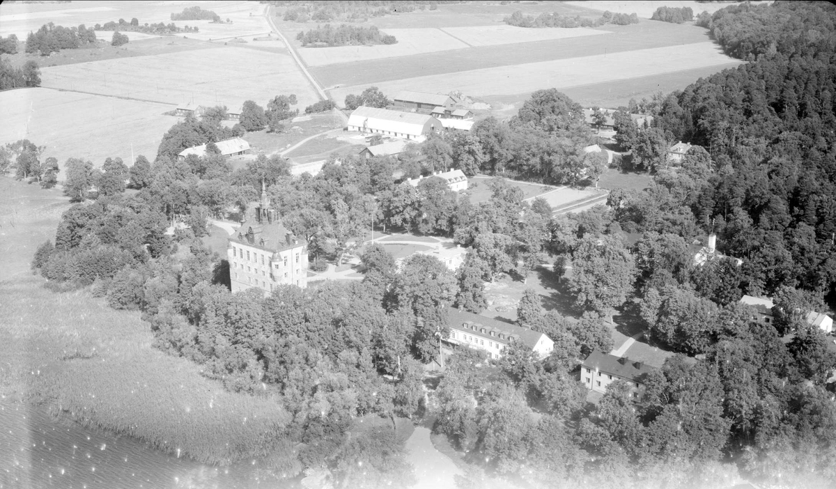 Flygfoto över Wiks slott och Wiks folkhögskola, Vik, Balingsta socken, Uppland 1958
