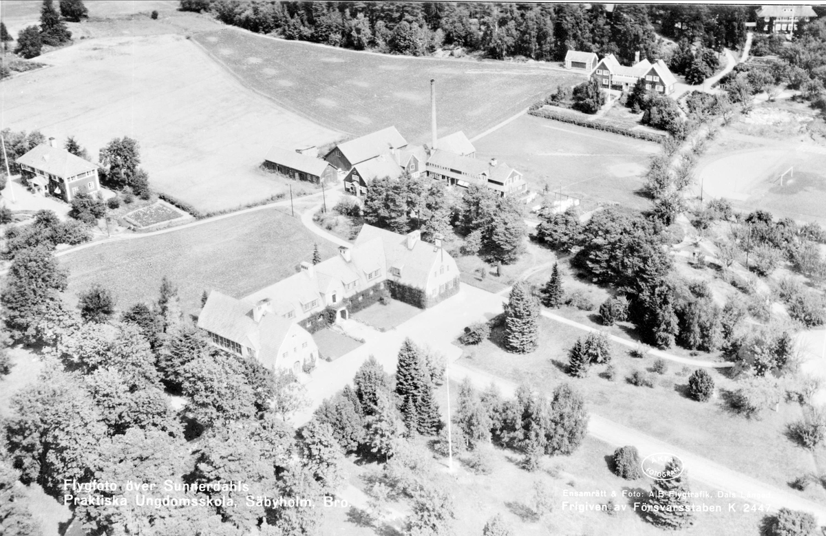 Flygfoto över Sunnerdals Praktiska Ungdomsskola, Säbyholm, Bro socken, Uppland 1947