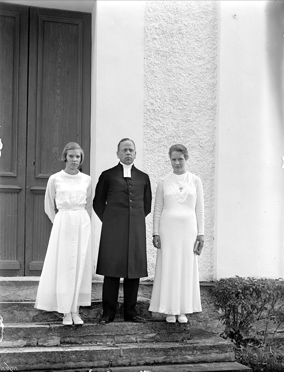 Konfirmander och präst vid Västra Husby kyrka, Östergötland 1934
