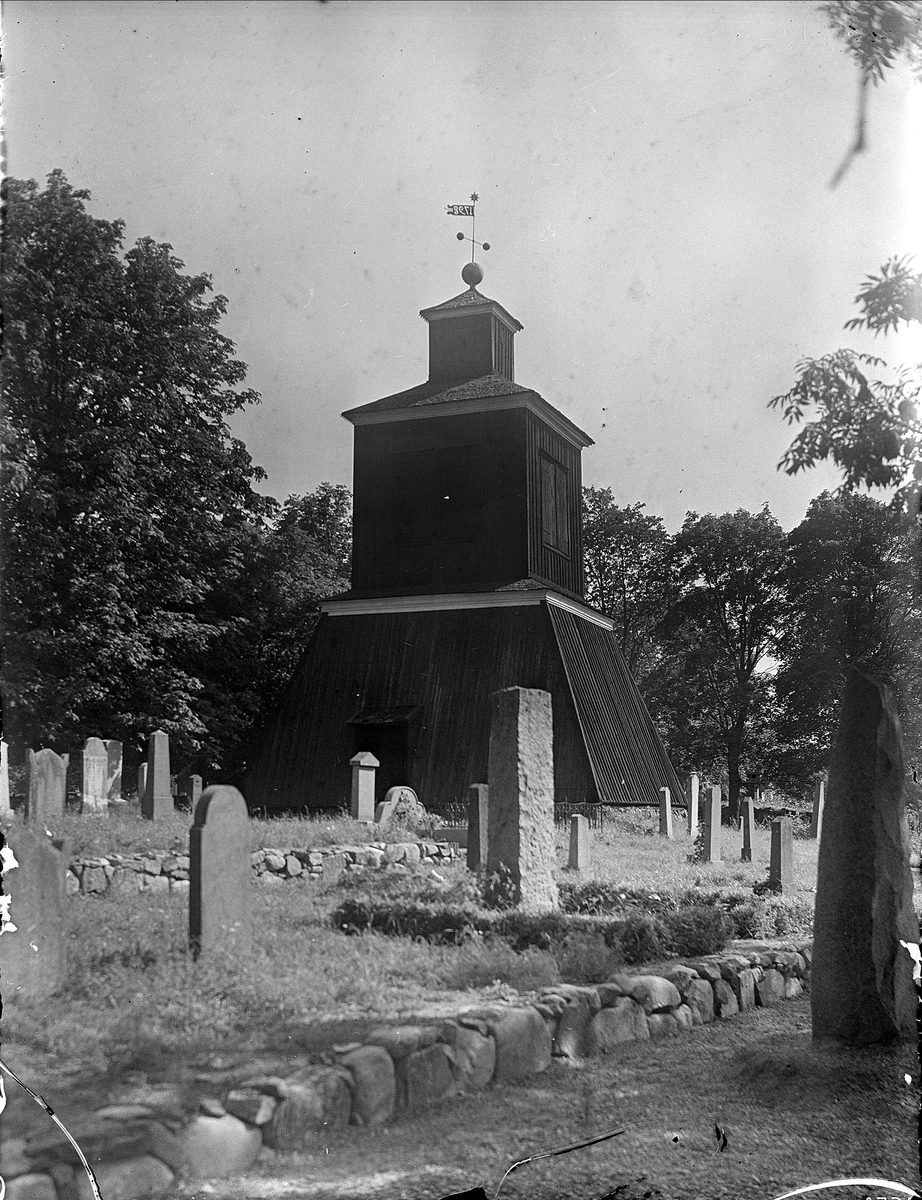 Klockstapel vid Husby-Långhundra kyrka, Husby-Långhundra socken, Uppland 1934