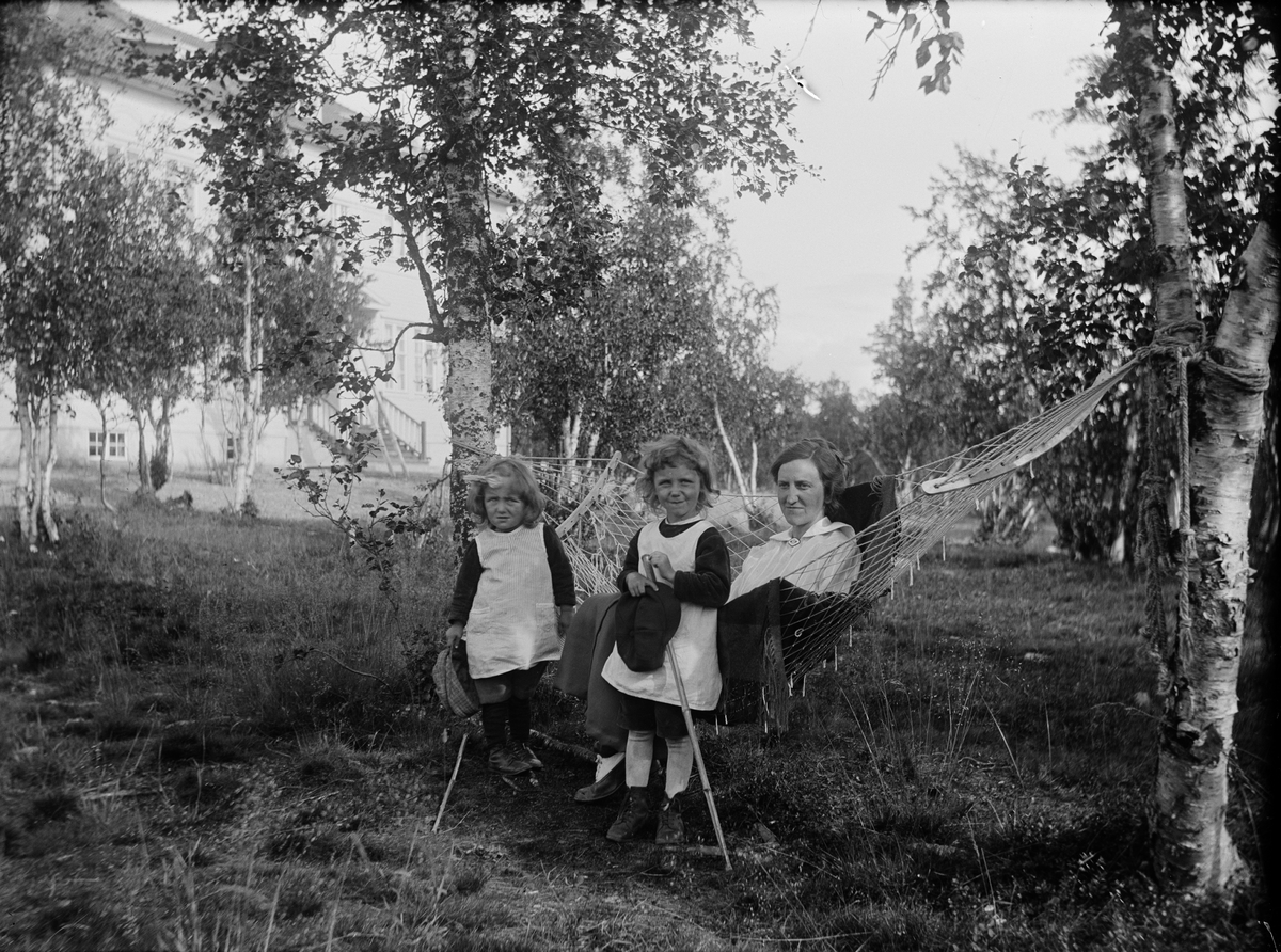 Sannolikt Nora Ärnström med döttrarna Ella och Inga-Britt