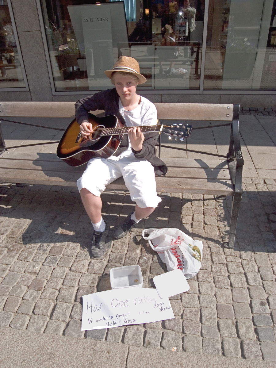 Ung gitarrist samlar in pengar på Operation Dagsverke, Svartbäcksgatan, Uppsala 2011