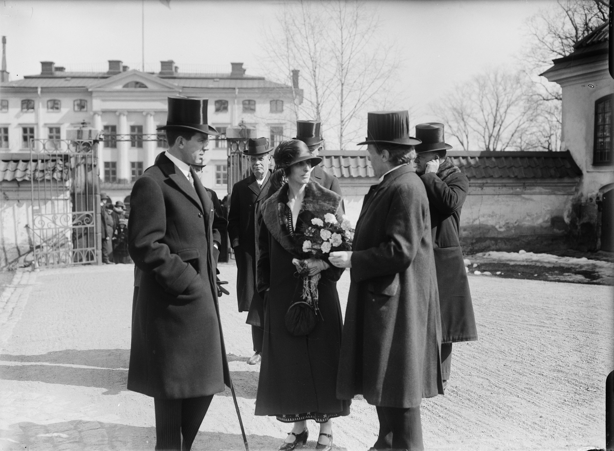 Kronprinsparet Gustav Adolf i samtal med ärekbiskop Nathan Söderblom, inne på ärkebiskopsgården, Uppsala 1920-tal
