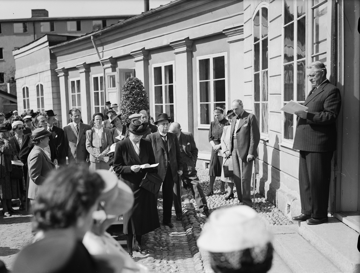 Landshövding Hilding Kjellman inviger Upplands Konstförenings skulpturutställning i Linnéträdgården, Uppsala 1947