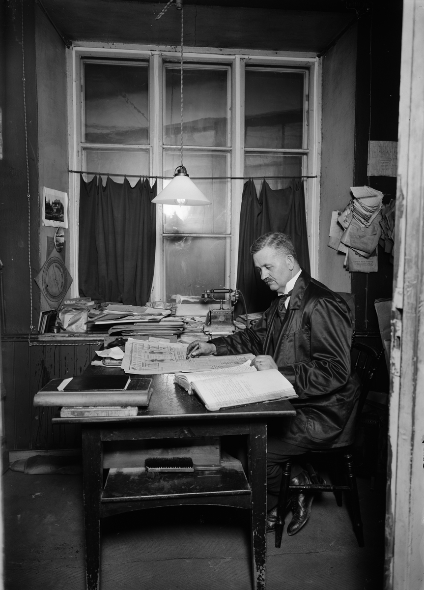 Hugo Johansson i Upsala Nya Tidnings lokaler i Oxenstiernska huset vid Riddartorget, Uppsala 1920-tal