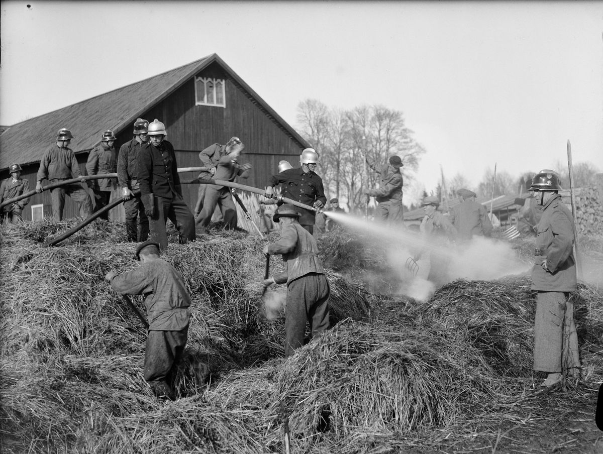 Brandsläckning, sannolikt vid Bälinge kyrka, Uppland 1941