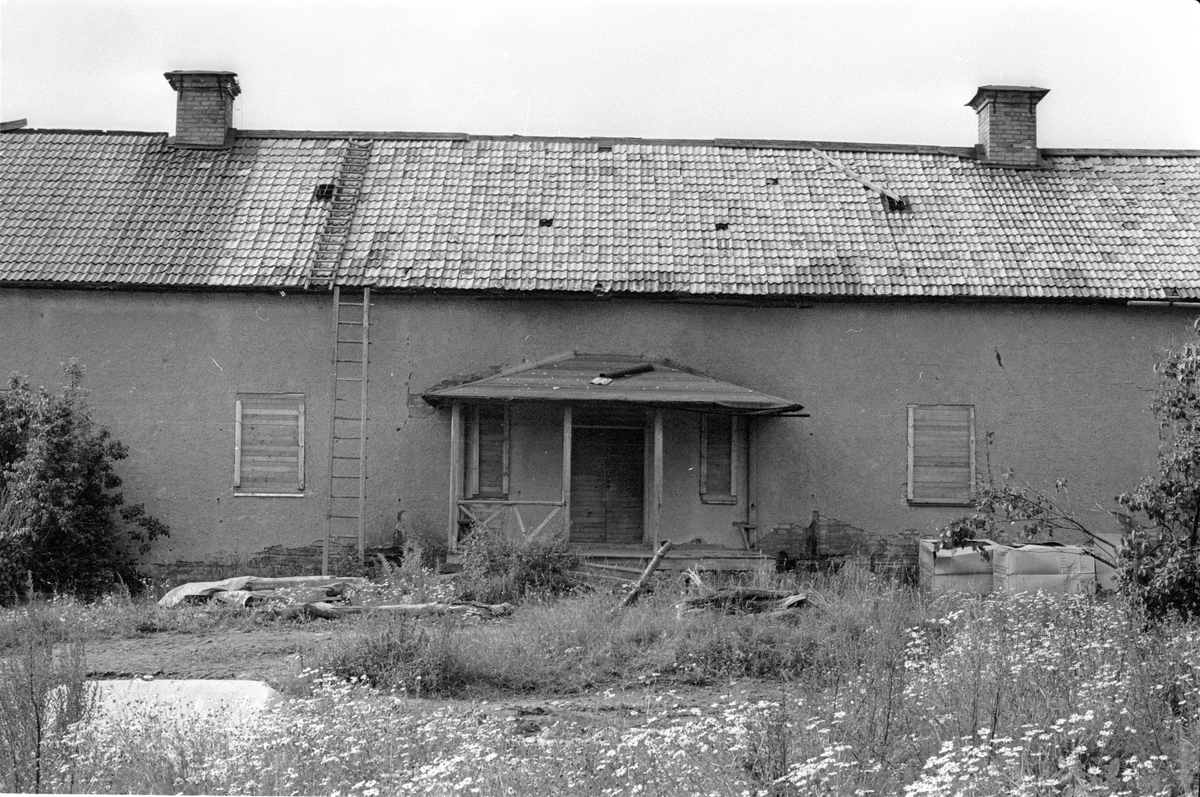 Arbetarbostadens baksida, Rian, Vattholma, Lena socken, Uppland 1978