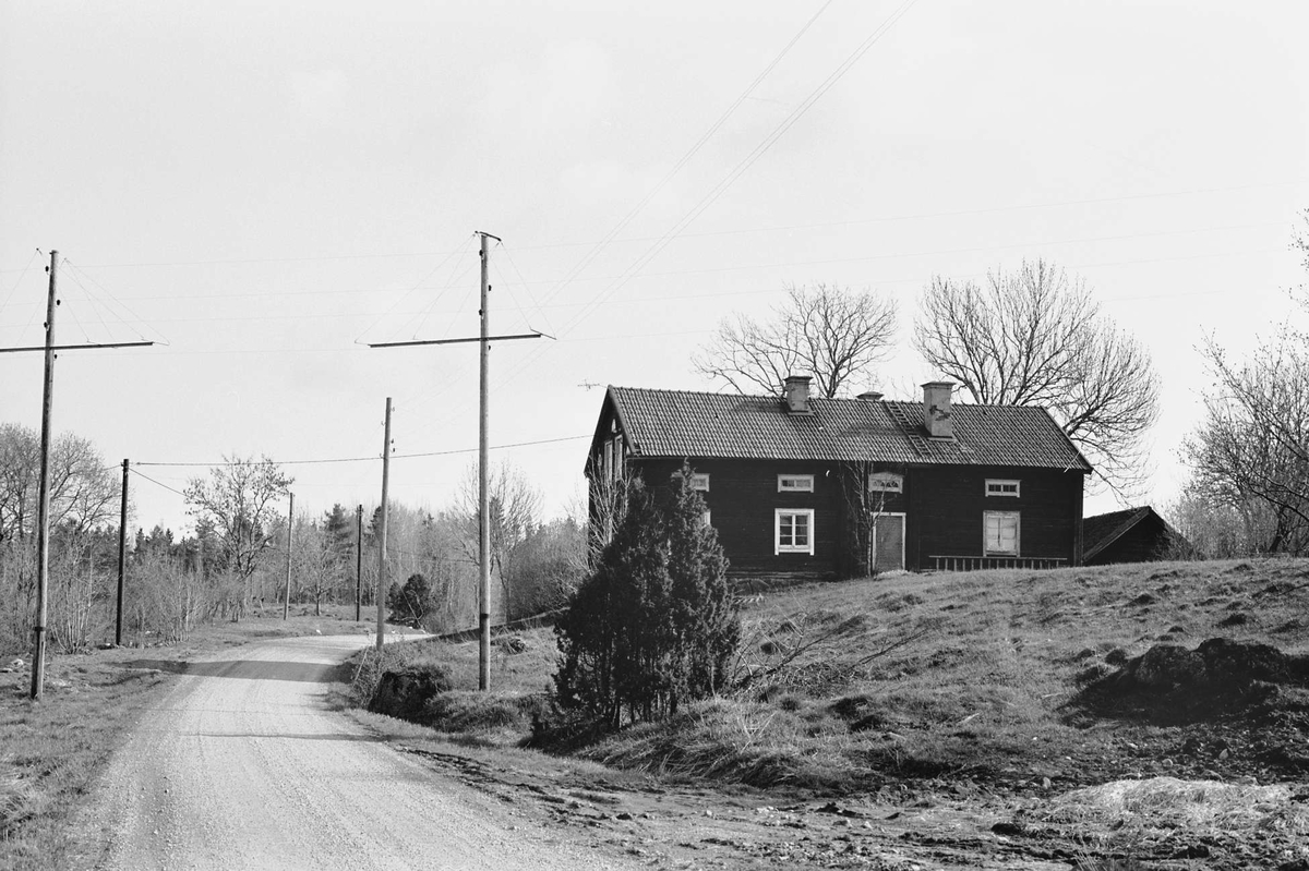 Parstuga i två våningar och byväg i Borggårde, Hökhuvuds socken, Uppland 1974
