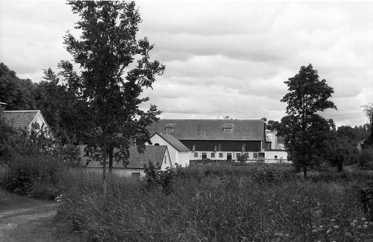 Ekonomibyggnader, Frötuna gård, Rasbo socken, Uppland 1982