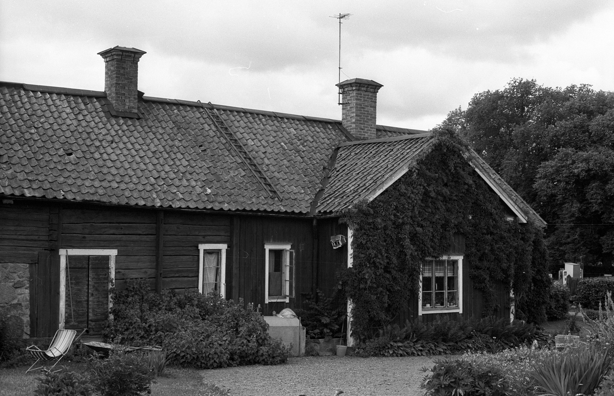 Bostads- och ekonomibyggnad, Frötuna gård, Rasbo socken, Uppland 1982