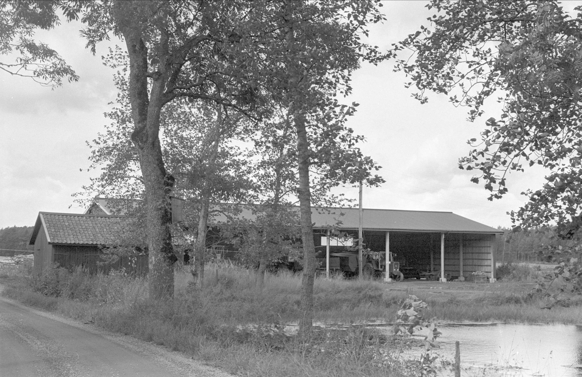 Garage och maskinhall, Väsby gård, Stora Väsby, Almunge socken, Uppland 1987