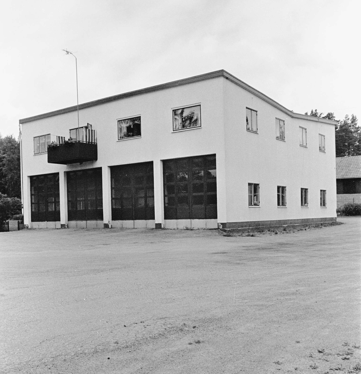 F d bussgarage och bostadshus, Hjälmunge, Hållnäs socken, Uppland 2000