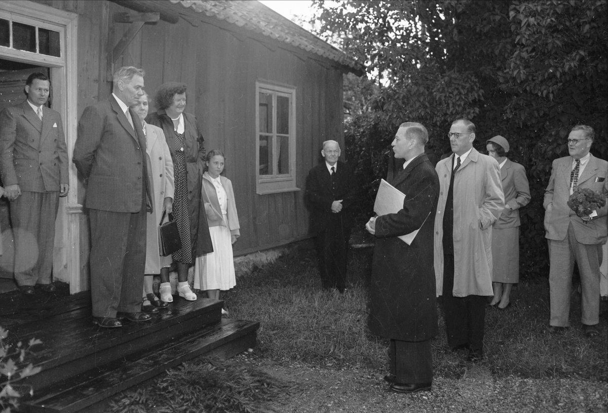 Sannolikt Upplands fornminnesförenings uppvaktning av fornvårdaren Albin Rylander på Härkeberga kaplansgård, Härkeberga, Uppland 1952
